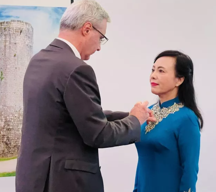 Nguyên Bộ trưởng Y tế Nguyễn Thị Kim Tiến nhận Huân chương Bắc đẩu Bội tinh 